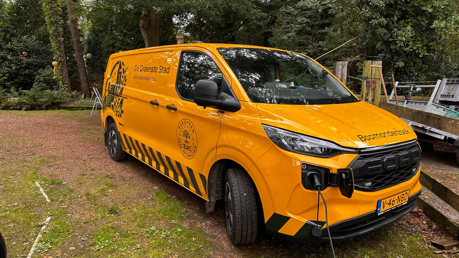 Gele bedrijfsauto van De Groenste Stad met bedrijfsnaam, boomonderzoek en ETT-logo op de belettering