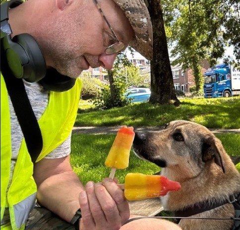 Paul met zijn hond Dobby tijdens een pauze buiten